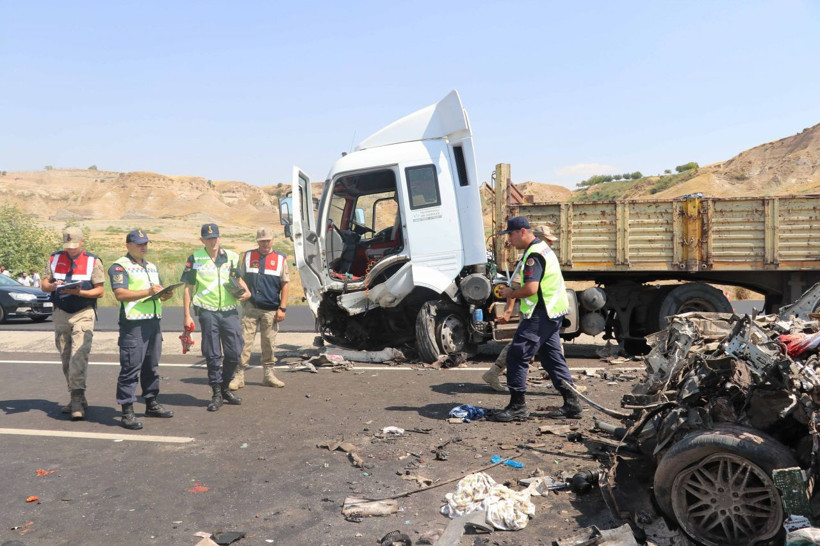 Batman'da pikap ile tır çarpıştı! Feci kazada 4 kişi hayatını kaybetti - Resim: 2