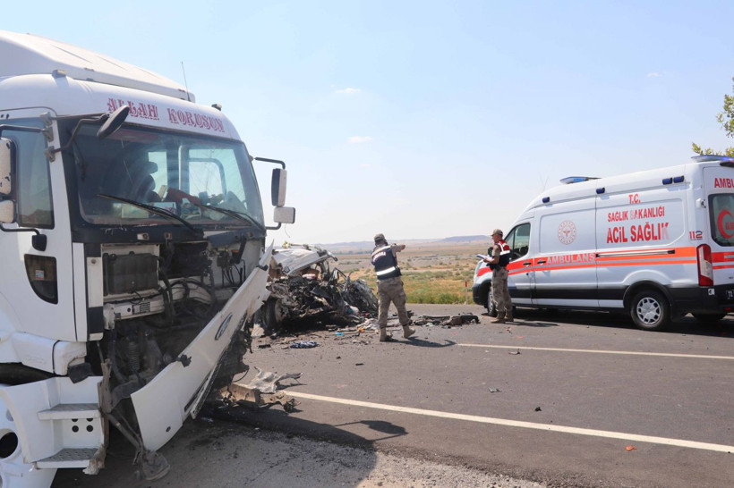 Batman'da pikap ile tır çarpıştı! Feci kazada 4 kişi hayatını kaybetti - Resim: 3