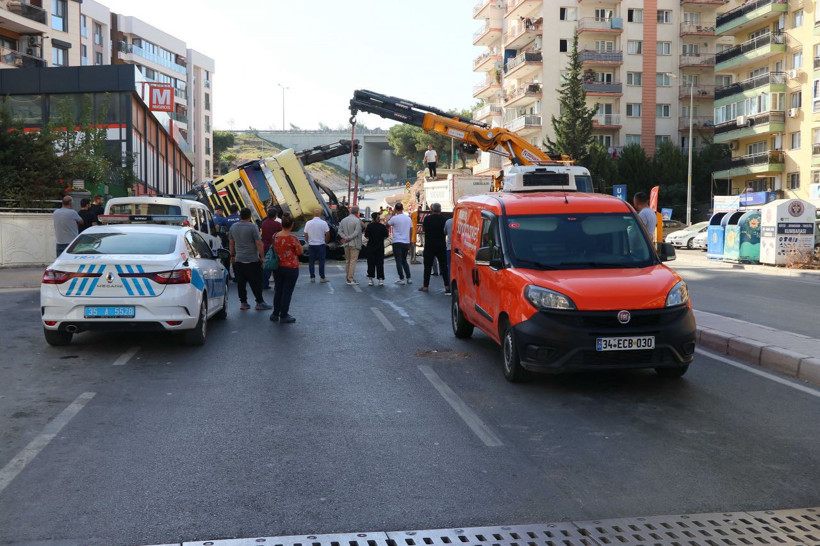 İzmir'de polisten kaçan tır otomobillerin üzerine devrildi - Resim: 1