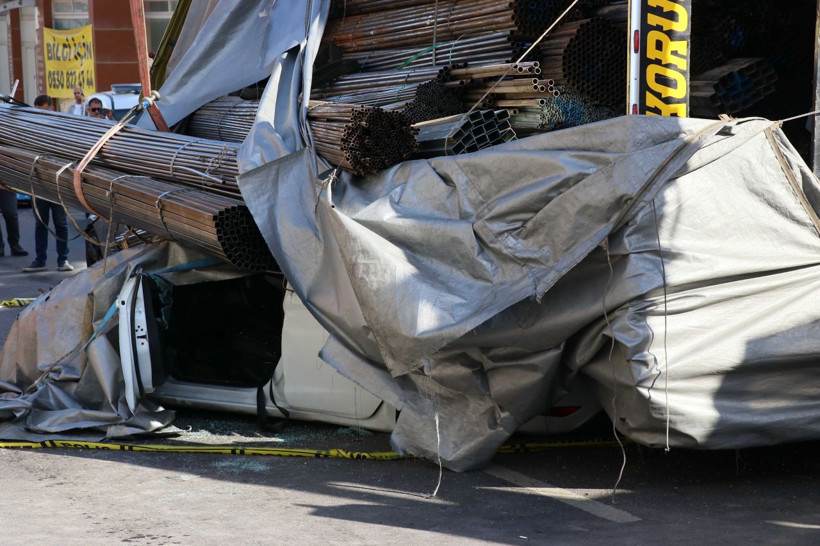 İzmir'de polisten kaçan tır otomobillerin üzerine devrildi - Resim: 3