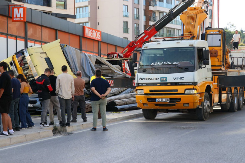 İzmir'de polisten kaçan tır otomobillerin üzerine devrildi - Resim: 2