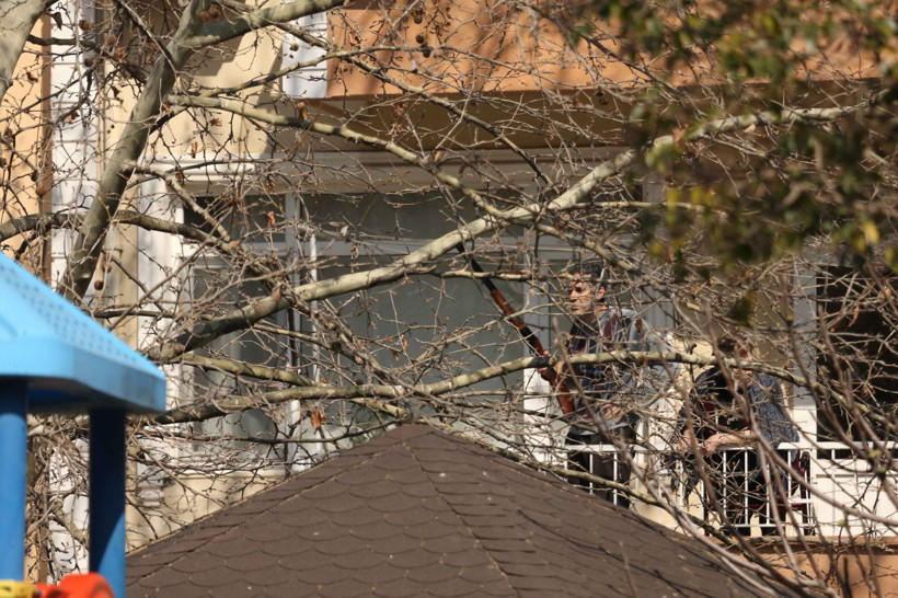 Çanakkale'de tüfekle balkona çıktı, kendisini ikna etmeye çalışan kişiyi vurdu! - Resim: 3