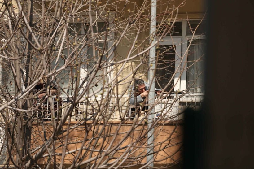 Çanakkale'de tüfekle balkona çıktı, kendisini ikna etmeye çalışan kişiyi vurdu! - Resim: 1