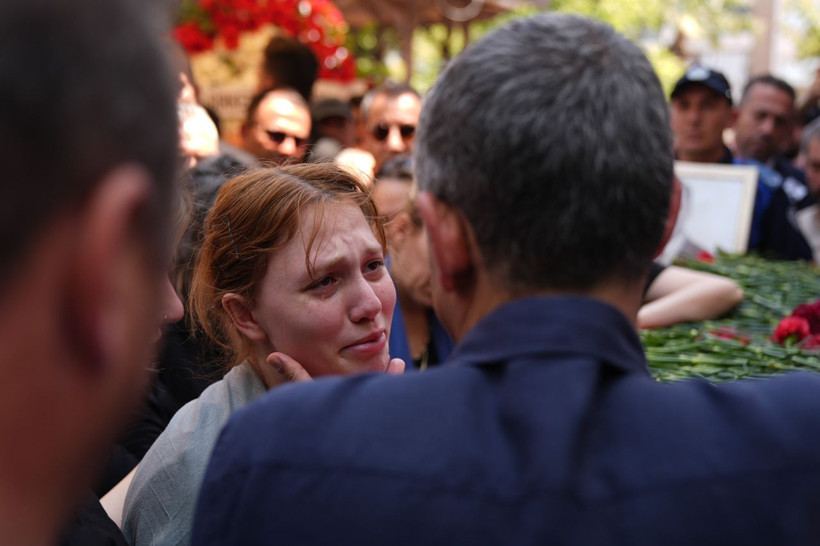 Ferdi Zeyrek'in cenazesi gibisine az rastlanır bütün kent ağladı! Eşi ve kızları kahretti - Resim: 2