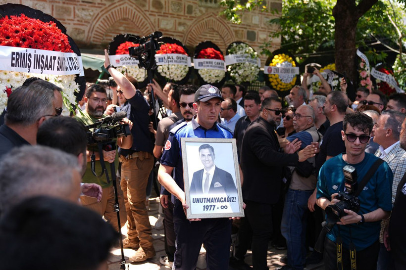 Ferdi Zeyrek'in cenazesi gibisine az rastlanır bütün kent ağladı! Eşi ve kızları kahretti - Resim: 1
