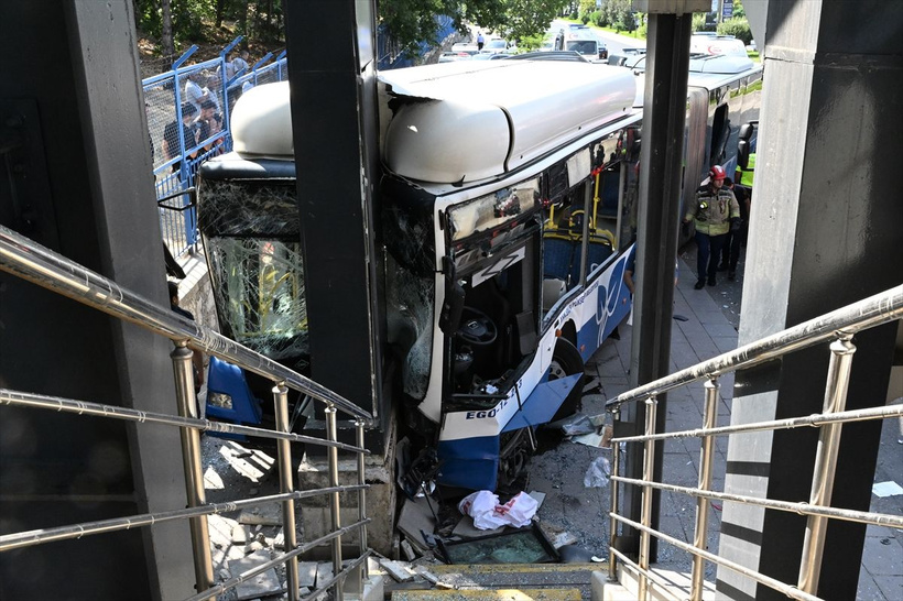 Ankara'da can pazarı! Belediye otobüsü zincirleme kazaya karıştı - Resim: 4