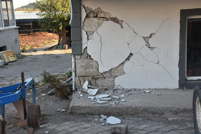 Sındırgı korkutan depremin ardından beşik gibi sallanıyor! - Resim: 2