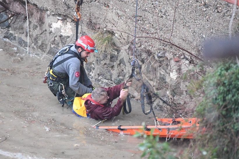 Sağanak İzmir'de fena vurdu! Su yükselince canını zor kutardı - Resim: 3