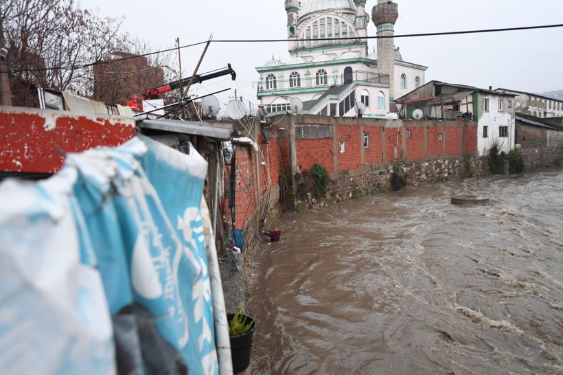 Sağanak İzmir'de fena vurdu! Su yükselince canını zor kutardı - Resim: 1