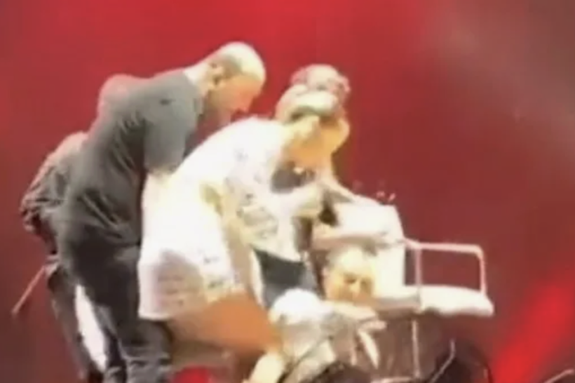 İzleyenler panik oldu! MS hastası Serdar Ortaç sahnede öyle bir düştü ki... - Resim: 1