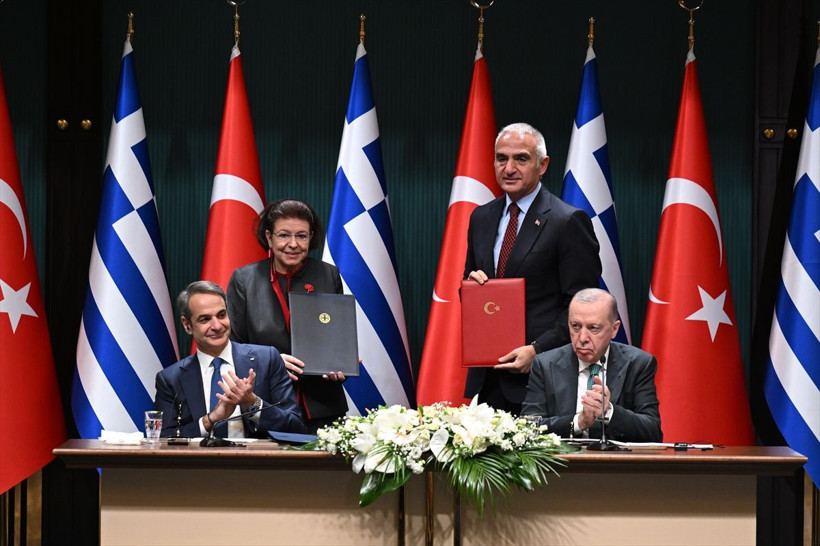 Miçotakis burnunu sildi, mendili dosyaya koydu! Yunanlar başbakanı sosyal medyada topa tuttu - Resim: 2