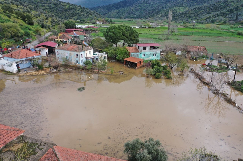 Aydın'da sağanak nedeniyle akarsular taştı, ev ve iş yerlerini su bastı - Resim: 1