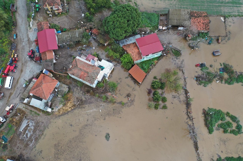 Aydın'da sağanak nedeniyle akarsular taştı, ev ve iş yerlerini su bastı - Resim: 2