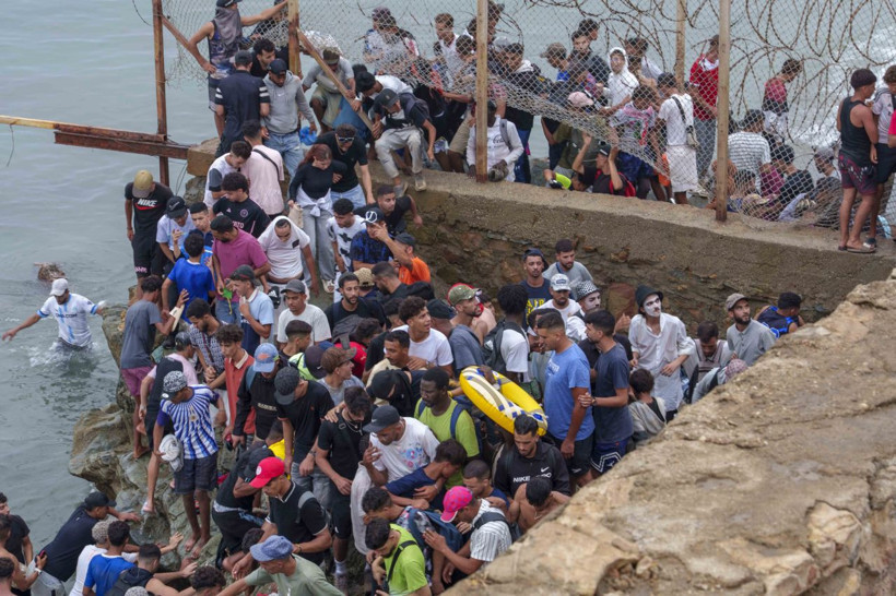 İspanya sınırı resmen çöktü! 1 günde 60 bin kişi geçti, Başbakan Sanchez'den ilk açıklama - Resim: 4