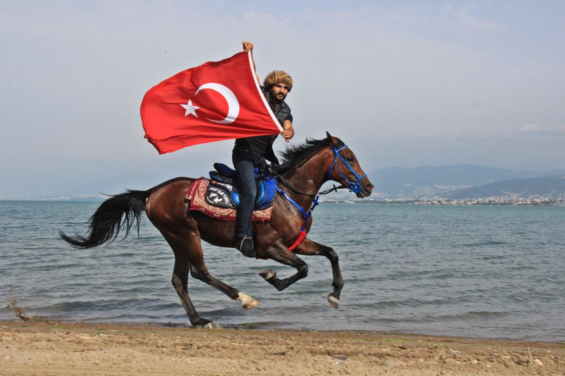 Gören şaşkına dönüyor! İşe atla gidiyor sokakları onunla turluyor - Resim: 1