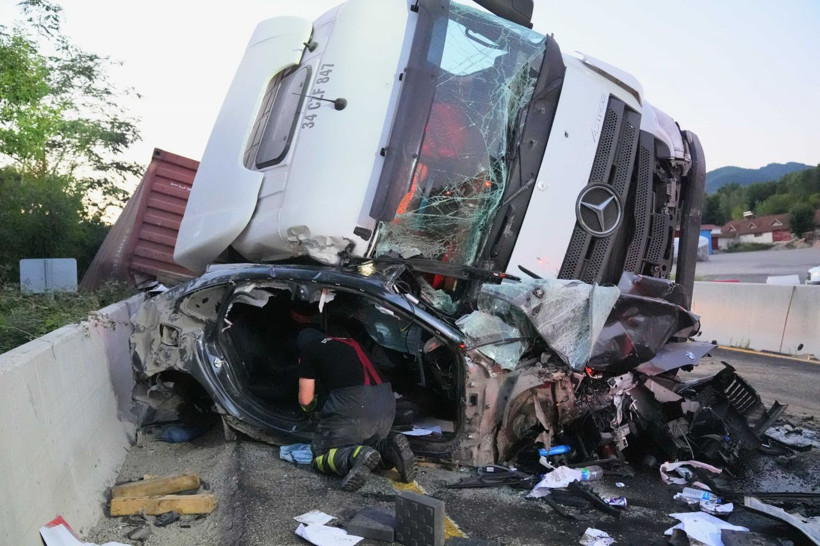 Bolu Dağı'nda zincirleme kaza! Tır, otomobilin üzerine devrildi: Araçtaki sürücü... - Resim: 13