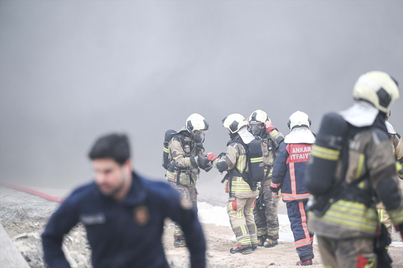Ankara'da inşaat alanında yangın! Vali Şahin'den olay yerinde a&ccedil;ıklama - Resim: 2