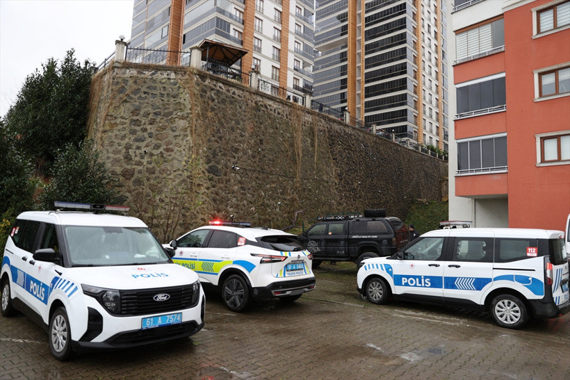 Trabzon'da otomobil site bah&ccedil;esine d&uuml;şt&uuml; anne ve oğlu yaralandı kaza anı kamerada - Resim: 2
