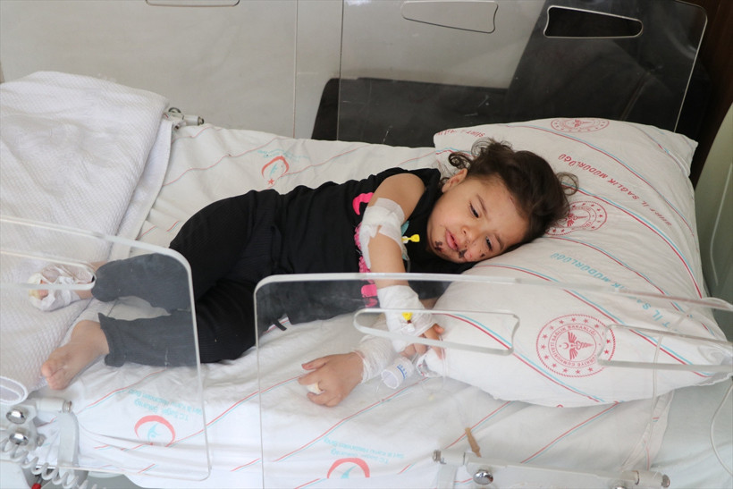 Siirt'te minik Rabia 5. kattan otomobilin &uuml;zerine d&uuml;şt&uuml;: O anlar kamerada - Resim: 0
