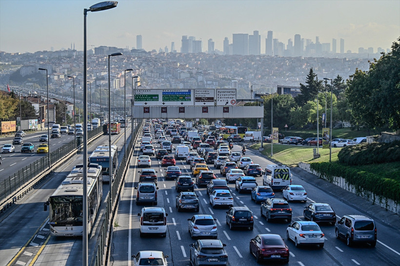 İstanbul'da haftanın ilk iş gününde trafik yoğunluğu: Araçlar güçlükle ilerliyor - Resim: 1