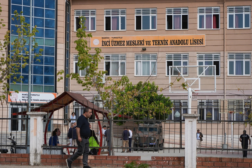 Manisa'da okul önünde silahlı saldırı! Yaralılar var, saldırgan yakalandı - Resim: 1