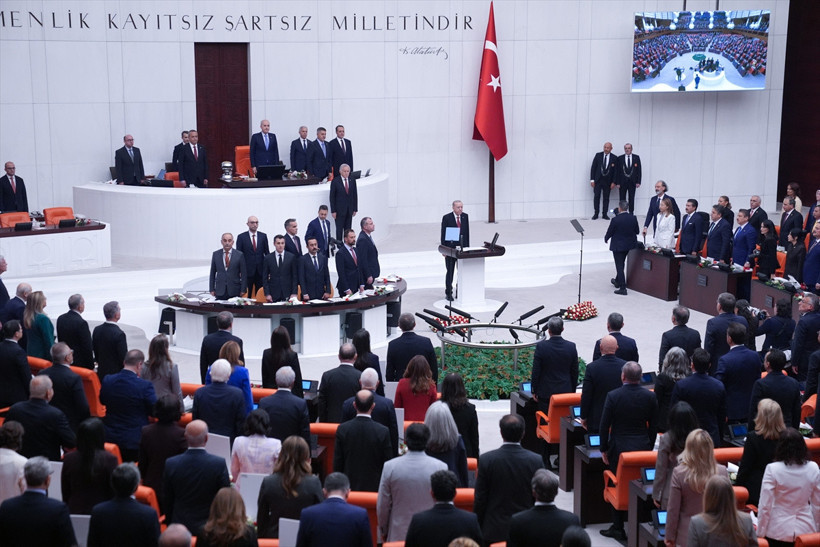 Cumhurbaşkanı Erdoğan k&uuml;rs&uuml;ye gelince Yeni Partililer salonu terk etti! - Resim: 2