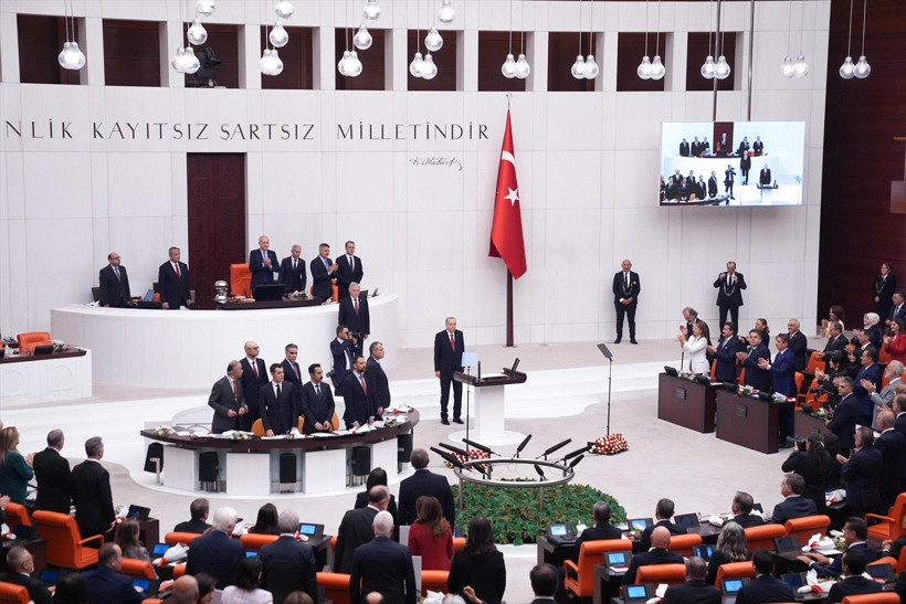 Cumhurbaşkanı Erdoğan k&uuml;rs&uuml;ye gelince Yeni Partililer salonu terk etti! - Resim: 1