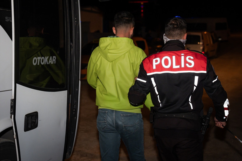 Ankara'da eğlence mekanlarına baskın: 68 gözaltı, 94 kadına işlem - Resim: 0