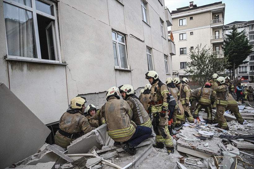 Maltepe’de 7 katlı binanın alttaki 3 katı çöktü - Resim: 2