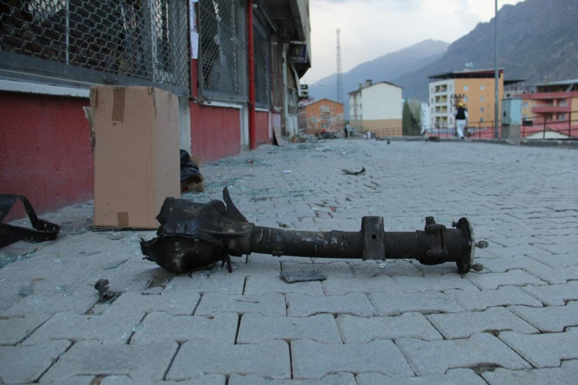 Hakkari'de bomba yüklü araçla saldırı İlçe harabeye döndü - Resim: 1