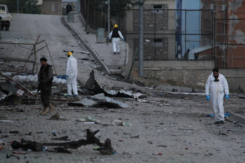 Hakkari'de bomba yüklü araçla saldırı İlçe harabeye döndü - Resim: 2