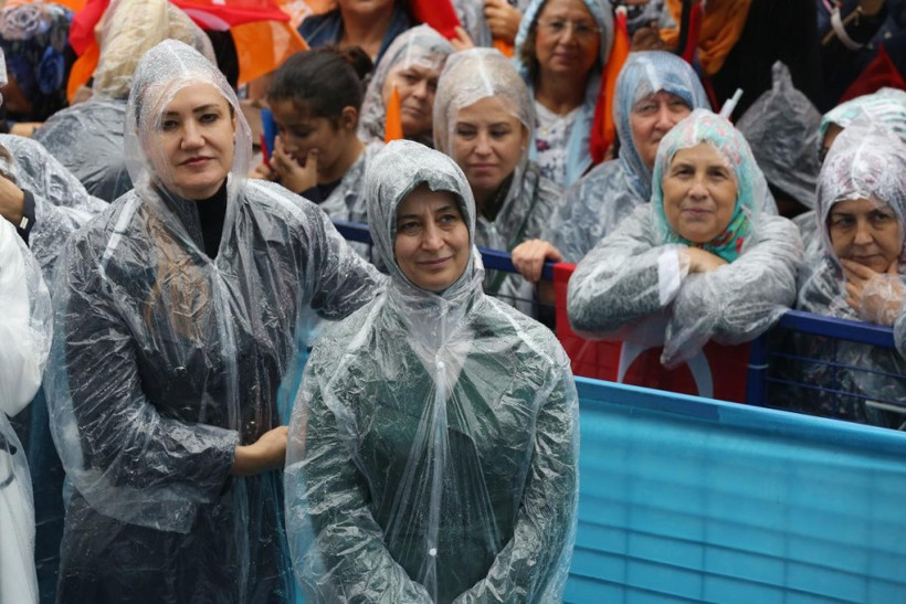 Sare Davutoğlu mitingi yağmurun altında izledi - Resim: 1