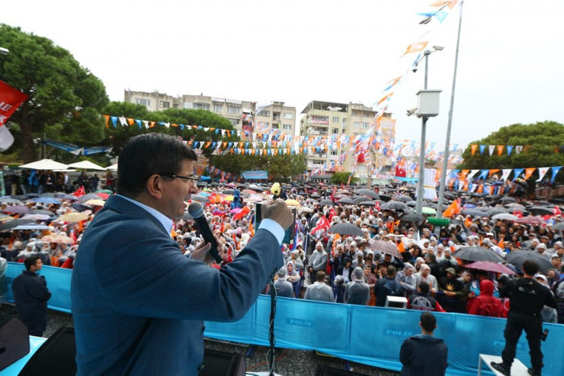 Sare Davutoğlu mitingi yağmurun altında izledi - Resim: 3