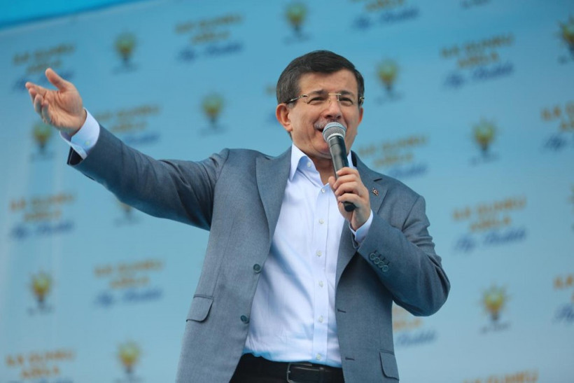 Sare Davutoğlu mitingi yağmurun altında izledi - Resim: 4