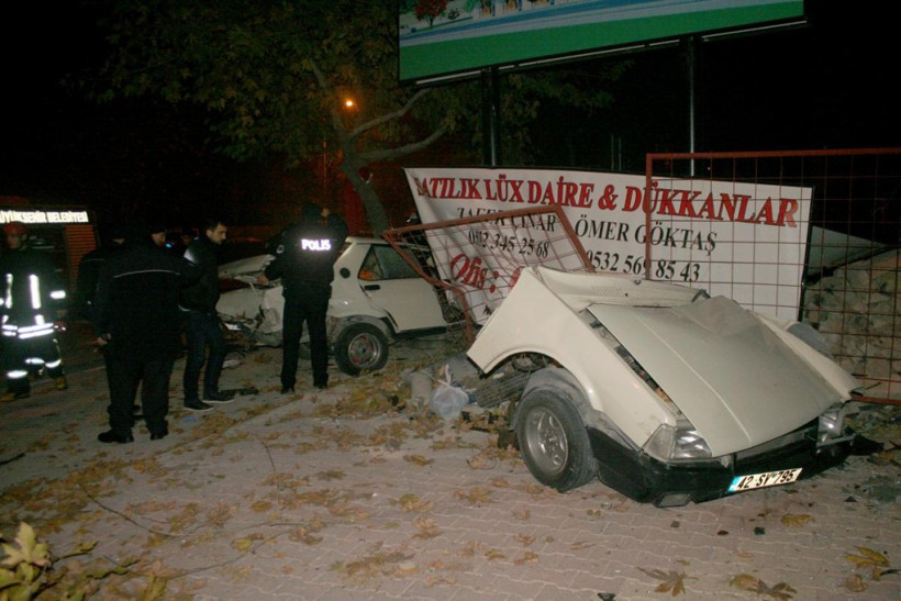 Ağaca çarpan otomobil ikiye ayrıldı - Resim: 2