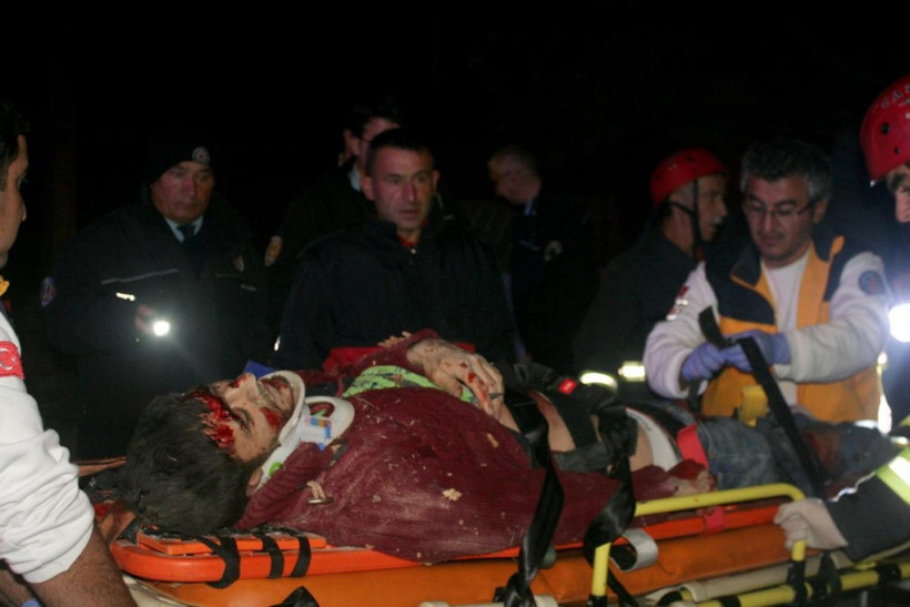 Ağaca çarpan otomobil ikiye ayrıldı - Resim: 4