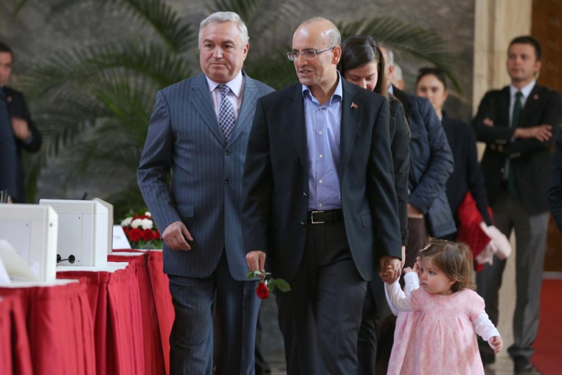 TBMM'de Bakanın ikiz kızlarına yoğun ilgi - Resim: 1