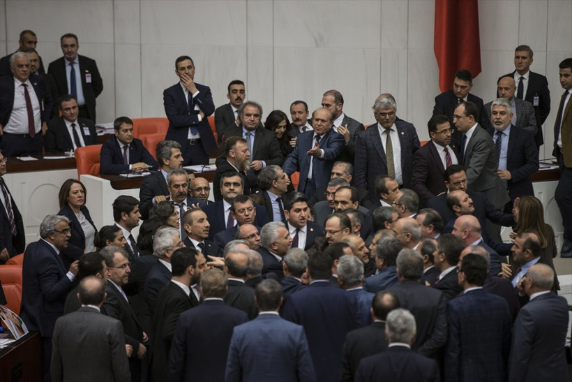 HDP ve AK Partili vekiller yumruklaştı kadın vekiller şok etti - Resim: 2