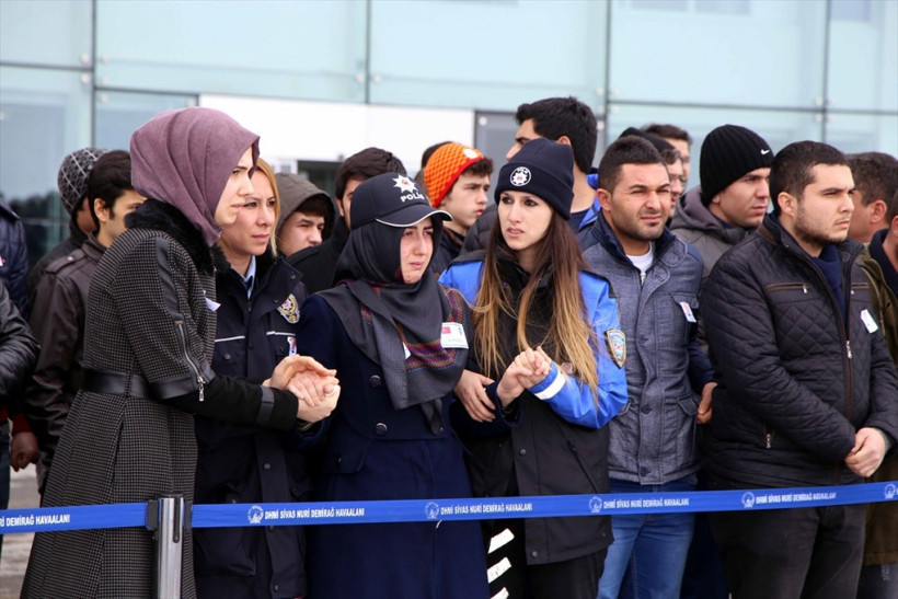 Şehit cenazesini karşılama töreninde acı kareler - Resim: 1
