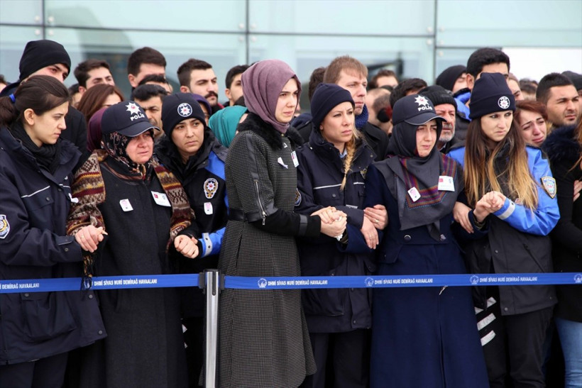 Şehit cenazesini karşılama töreninde acı kareler - Resim: 4