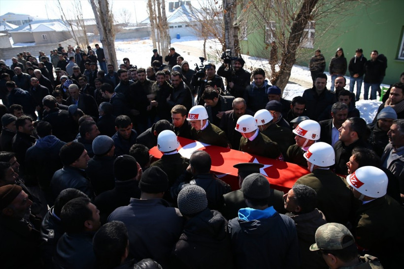 Cizre şehidi Kürtçe ağıtlarla uğurlandı - Resim: 4