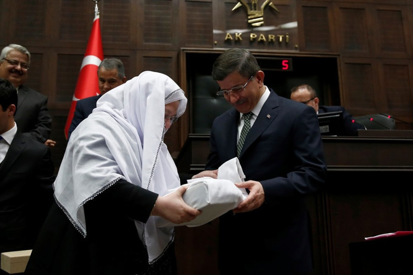 Davutoğlu'na tarihi Kur’an-ı Kerim hediye edildi - Resim: 1