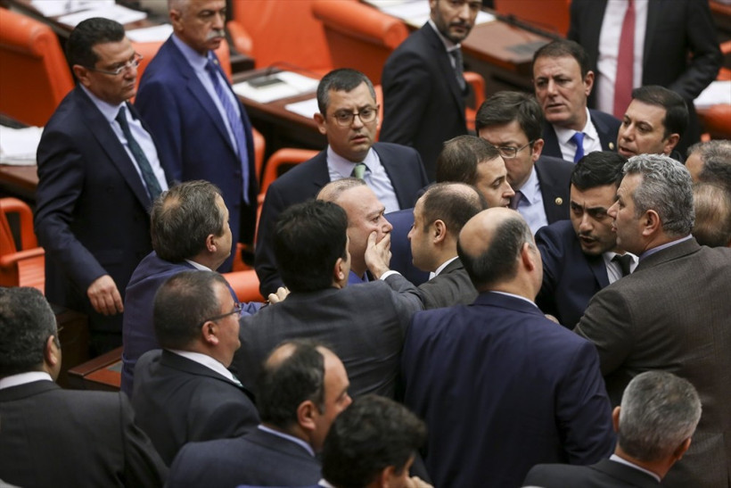TBMM Genel Kurulunda büyük kavga! - Resim: 3