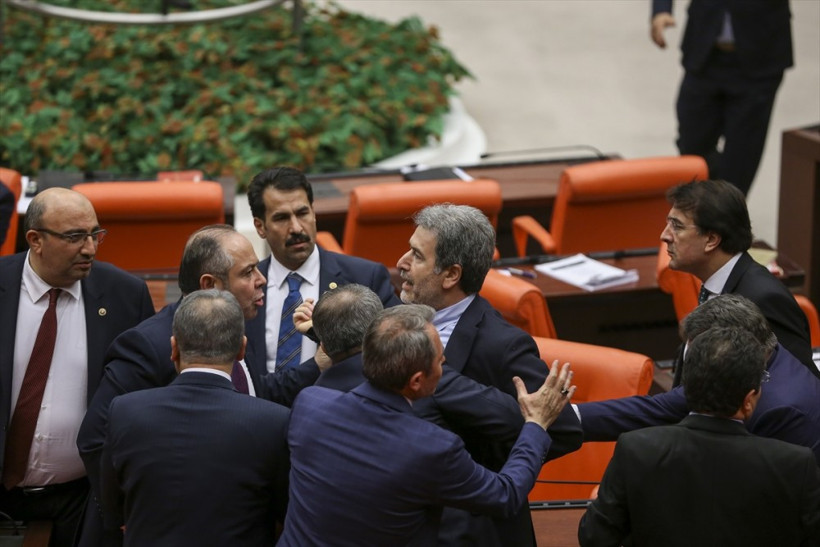 TBMM Genel Kurulunda büyük kavga! - Resim: 4