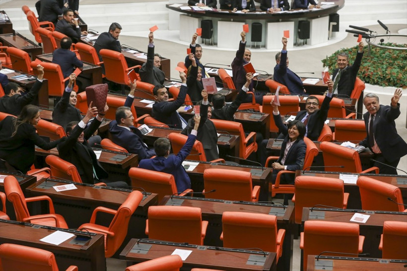 CHP'li vekillerden Meclis'te ilginç eylem! - Resim: 3