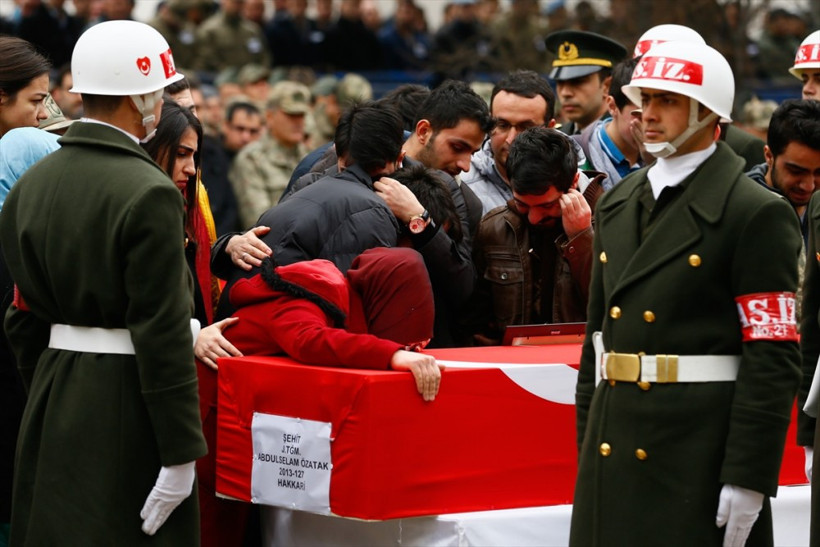 Bakan şehit cenazesinde gözyaşlarını tutamadı - Resim: 2