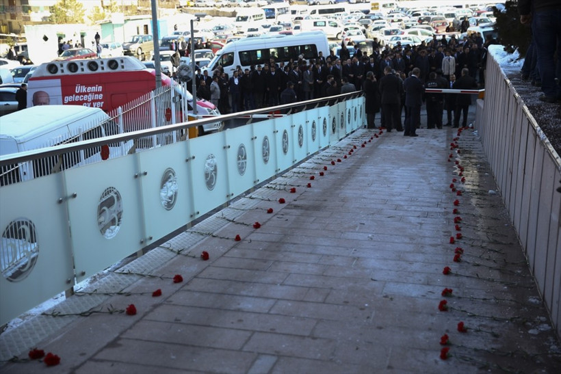 Devlet Bahçeli'ye karanfilli karşılama - Resim: 3