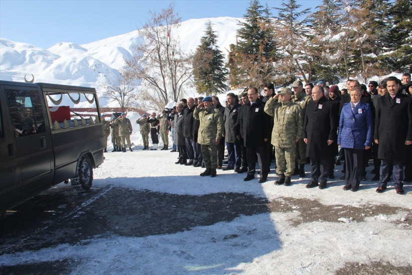 Şehit cenazesinde tüyleri diken diken eden kare! - Resim: 2