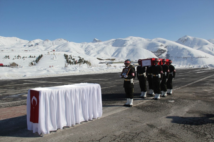 Şehit cenazesinde tüyleri diken diken eden kare! - Resim: 4