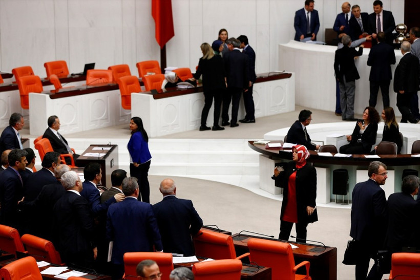 AK Partili kadın vekil CHP'li vekilin telefonunu aldı eline... - Resim: 1